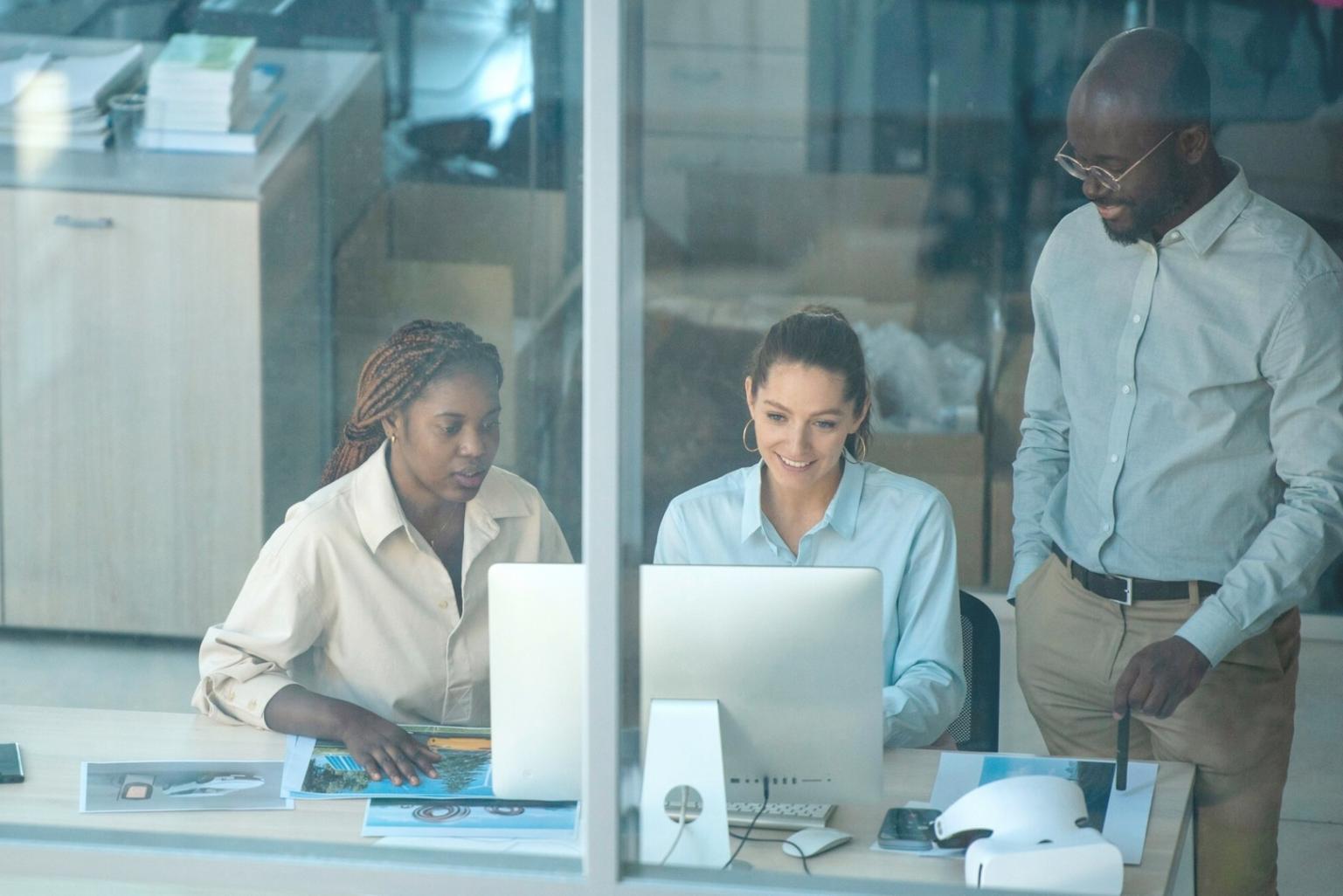 Calculator și documente financiare pe birou